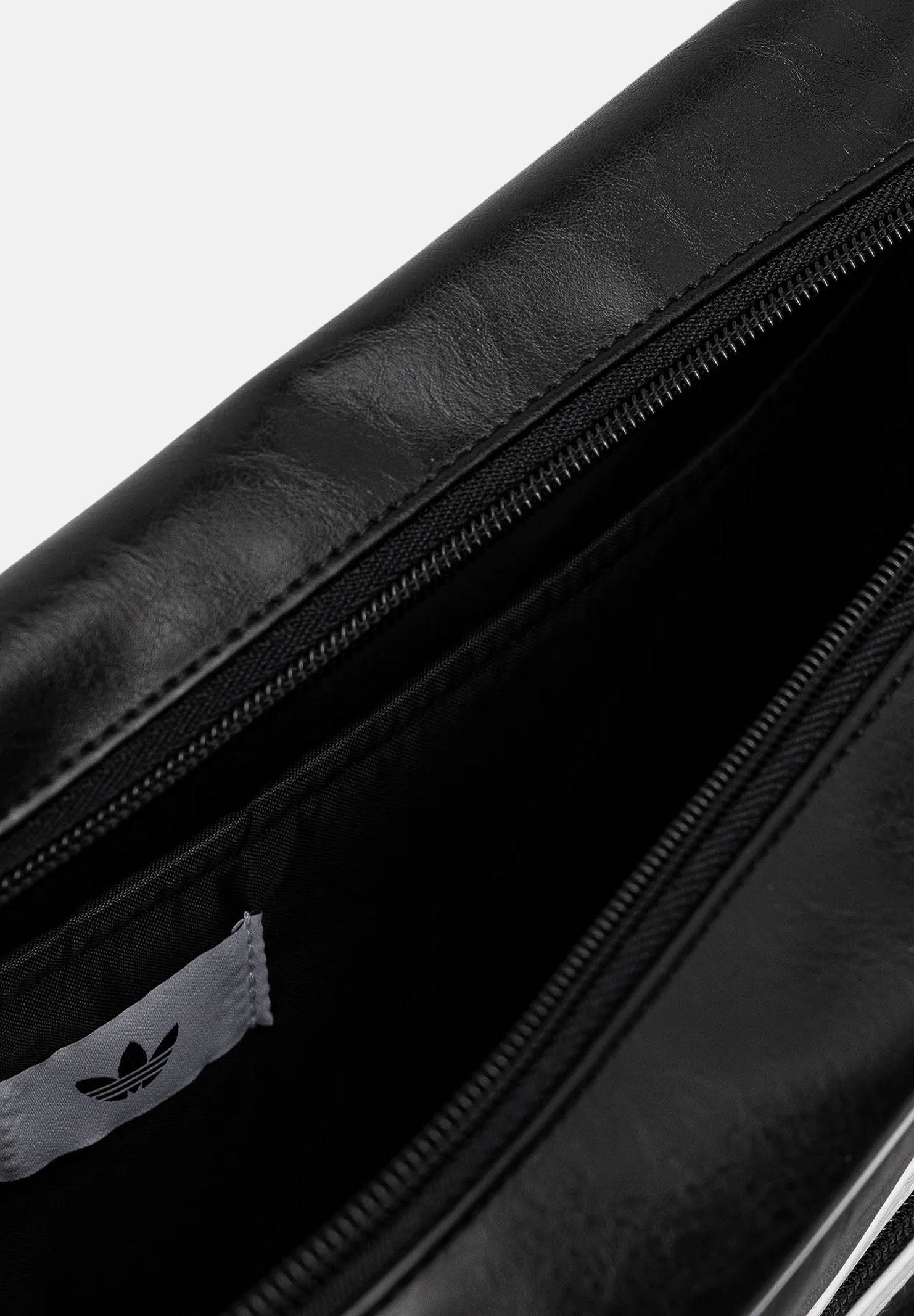 ADIDAS ORIGINALS Borsa a tracolla OG Airliner nera per uomo e donna con finitura lucida JW3346 . ADIDAS ORIGINALS 