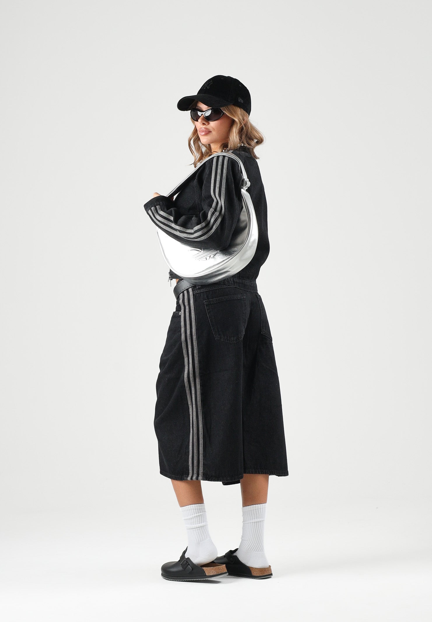 ADIDAS ORIGINALS Bermuda Firebird in denim nero da donna con iconiche 3-stripes KD2916 . ADIDAS ORIGINALS 