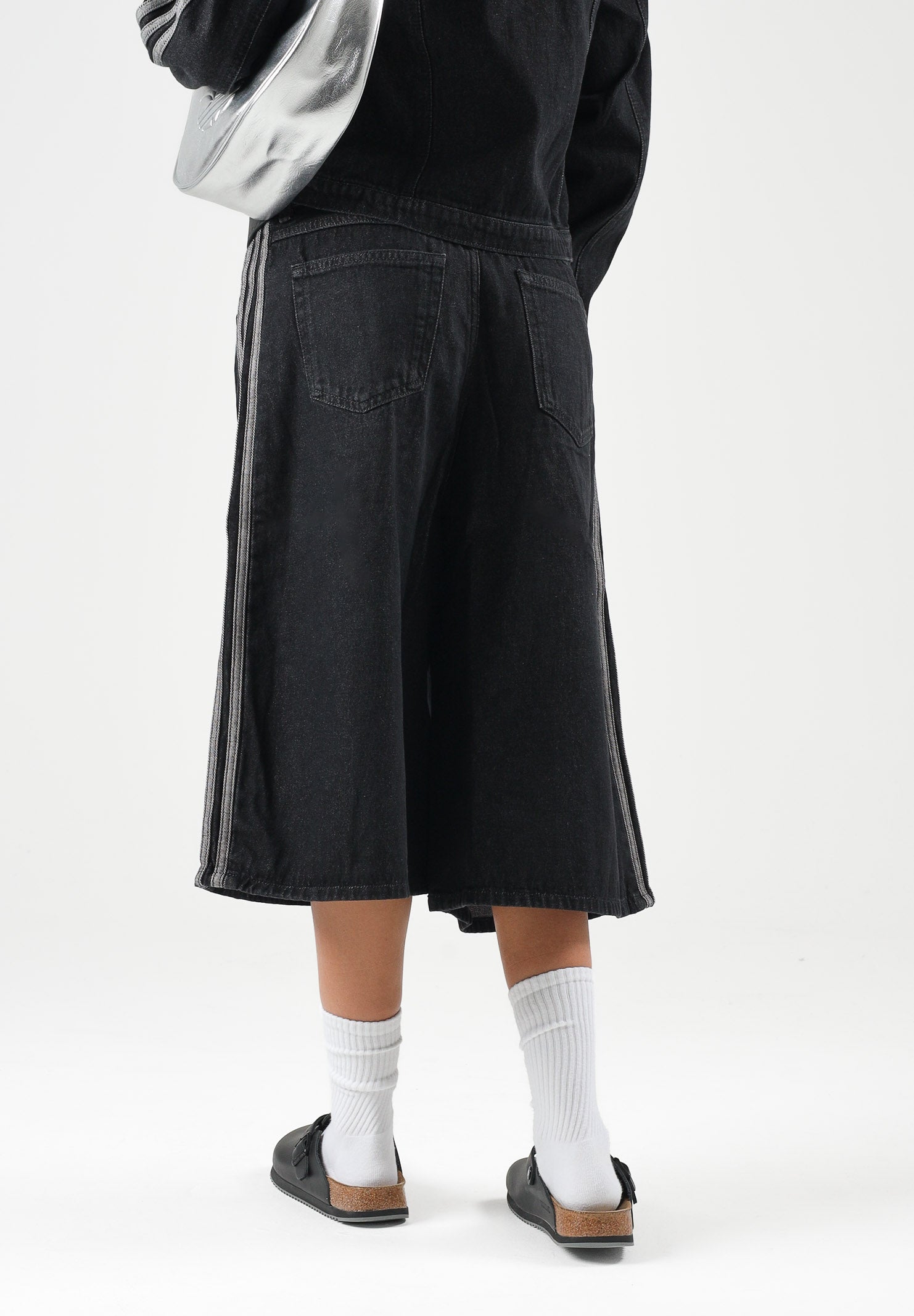 ADIDAS ORIGINALS Bermuda Firebird in denim nero da donna con iconiche 3-stripes KD2916 . ADIDAS ORIGINALS 