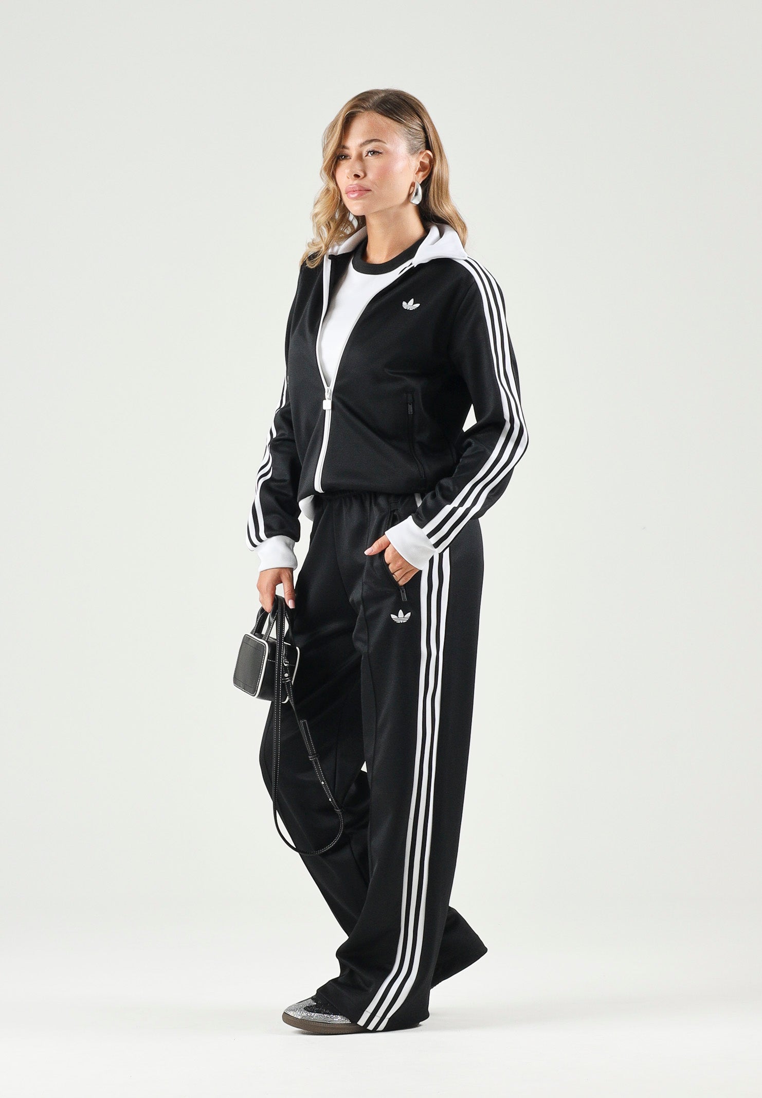 ADIDAS ORIGINALS Pantaloni CLASSIC TRACK PANTS nero da donna con iconiche 3-Stripes a contrasto KD7965 . ADIDAS ORIGINALS 