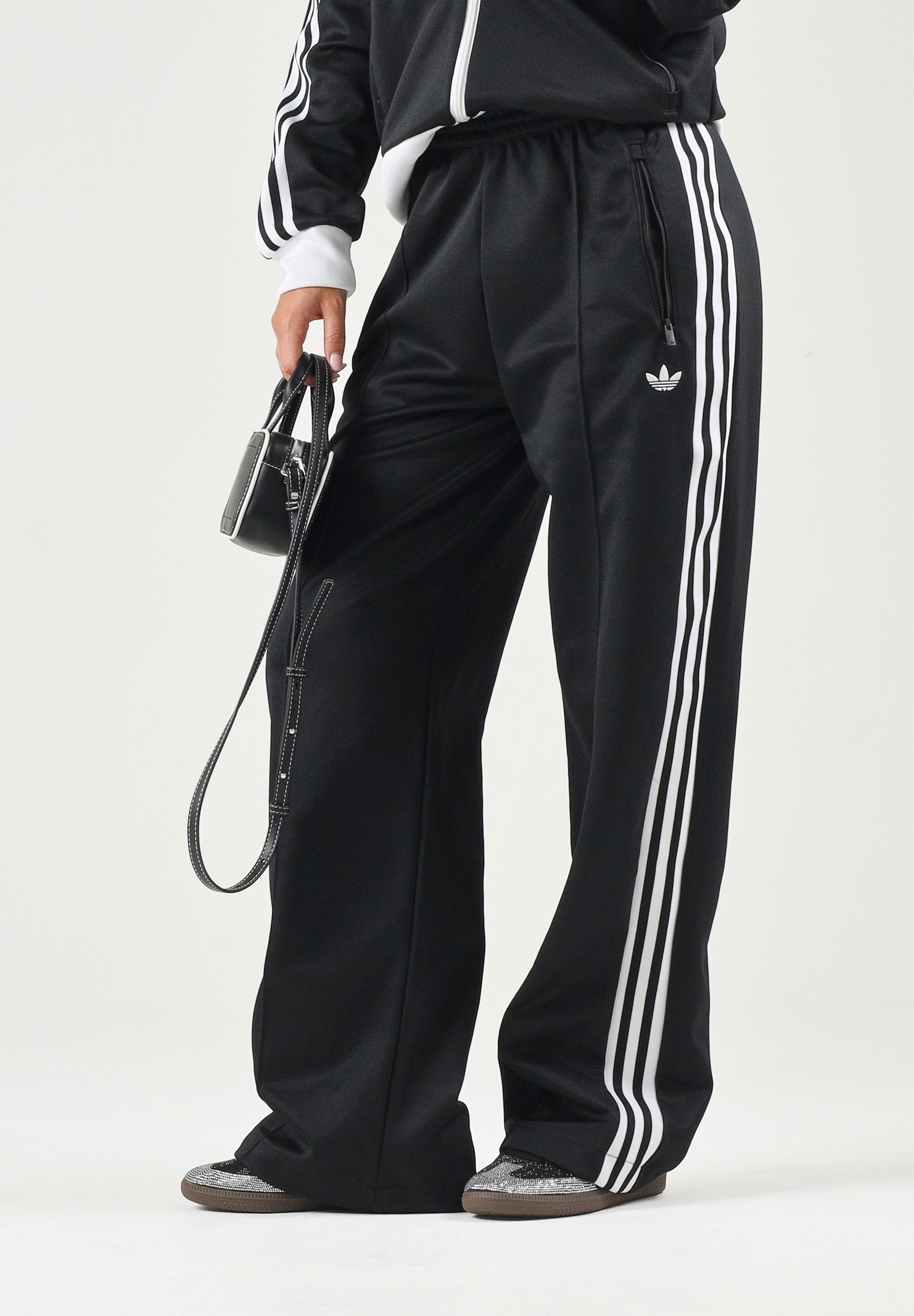 ADIDAS ORIGINALS Pantaloni CLASSIC TRACK PANTS nero da donna con iconiche 3-Stripes a contrasto KD7965 . ADIDAS ORIGINALS 
