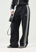 ADIDAS ORIGINALS Pantaloni CLASSIC TRACK PANTS nero da donna con iconiche 3-Stripes a contrasto KD7965 . ADIDAS ORIGINALS 