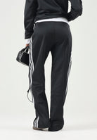 ADIDAS ORIGINALS Pantaloni CLASSIC TRACK PANTS nero da donna con iconiche 3-Stripes a contrasto KD7965 . ADIDAS ORIGINALS 