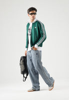 ADIDAS ORIGINALS Felpa con zip Track Top Iconico collegiate green e white, colore basico verde, uomo. KE1666 . ADIDAS ORIGINALS 