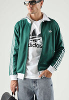 ADIDAS ORIGINALS Felpa con zip Track Top Iconico collegiate green e white, colore basico verde, uomo. KE1666 . ADIDAS ORIGINALS 