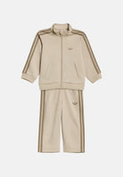 ADIDAS ORIGINALS Tuta TRACKSUIT FIREBIRD Khaki Three -beige da neonato con iconiche 3-Stripes KG3885 . ADIDAS ORIGINALS 