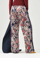 ADIDAS ORIGINALS Pantaloni WIDE LEG PAISLEY multicolore per donna con stampa all-over e bande laterali. KH0764 . ADIDAS ORIGINALS 