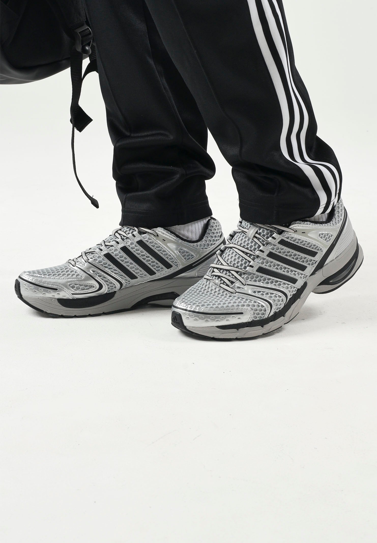 ADIDAS ORIGINALS Sneakers ADISTAR CONTROL 5 Grey da uomo , con tomaia multistrato in mesh e inserti metallizzati KI6154 . ADIDAS ORIGINALS 