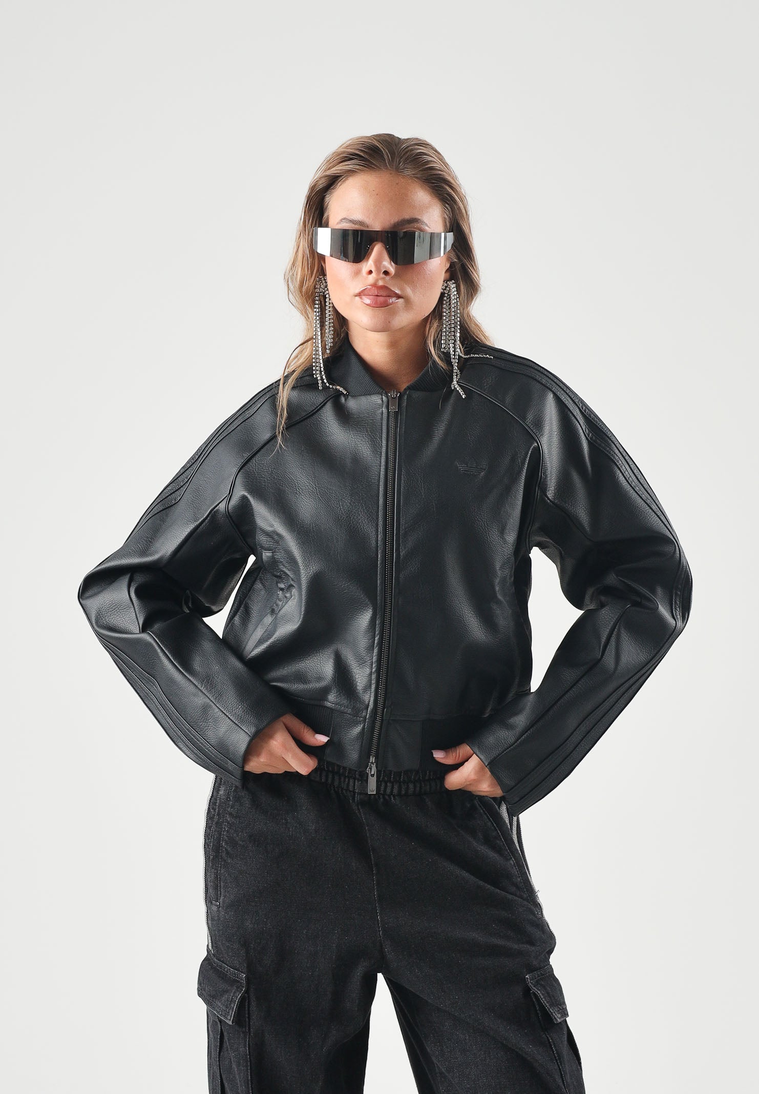 ADIDAS ORIGINALS Giubbotto in eco-pelle SST nero da donna con chiusura full zip e tasche laterali. KQ6433 . ADIDAS ORIGINALS 