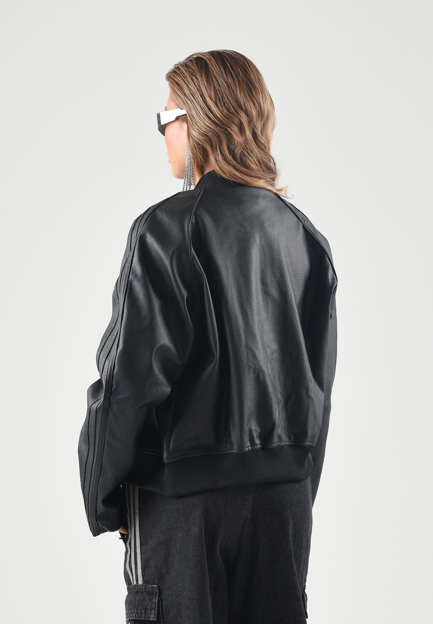 ADIDAS ORIGINALS Giubbotto in eco-pelle SST nero da donna con chiusura full zip e tasche laterali. KQ6433 . ADIDAS ORIGINALS 