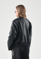 ADIDAS ORIGINALS Giubbotto in eco-pelle SST nero da donna con chiusura full zip e tasche laterali. KQ6433 . ADIDAS ORIGINALS 