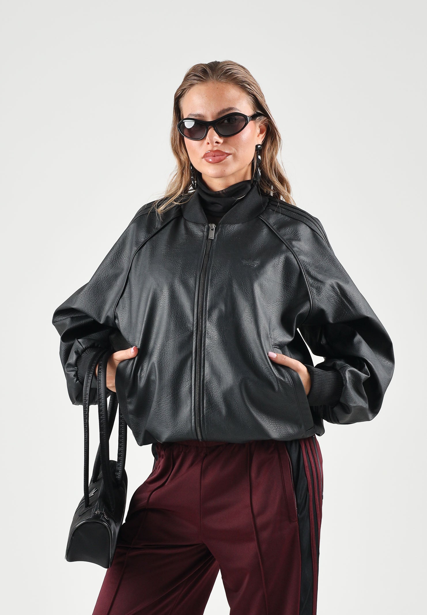 ADIDAS ORIGINALS Giubbotto in eco-pelle SST nero da donna con chiusura full zip e tasche laterali KQ6435 . ADIDAS ORIGINALS 