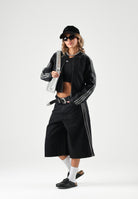 ADIDAS ORIGINALS Giubbotto di jeans SST 2.0 DENIM TRACKTOP  nero da donna con zip integrale e bande laterali a contrasto. KQ6467 . ADIDAS ORIGINALS 