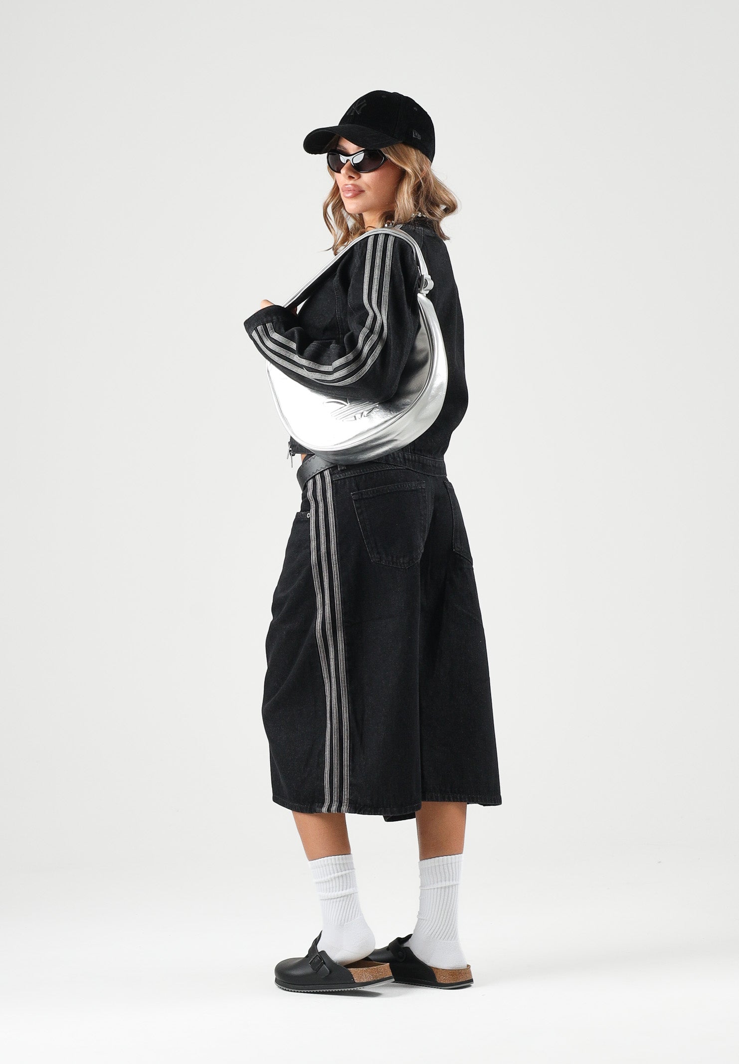 ADIDAS ORIGINALS Giubbotto di jeans SST 2.0 DENIM TRACKTOP  nero da donna con zip integrale e bande laterali a contrasto. KQ6467 . ADIDAS ORIGINALS 