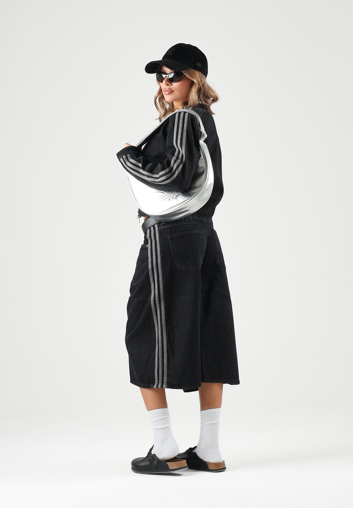 ADIDAS ORIGINALS Giubbotto di jeans SST 2.0 DENIM TRACKTOP  nero da donna con zip integrale e bande laterali a contrasto. KQ6467 . ADIDAS ORIGINALS 