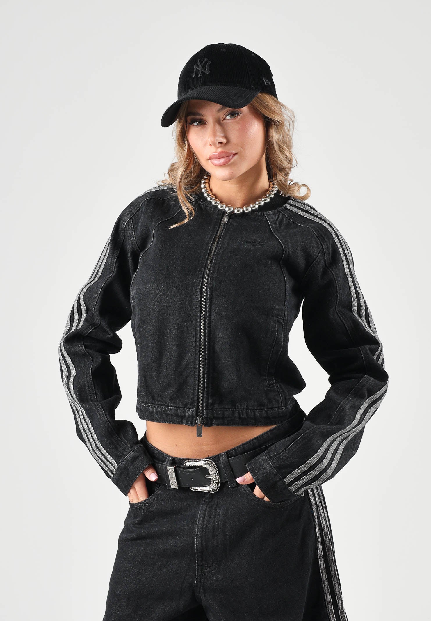 ADIDAS ORIGINALS Giubbotto di jeans SST 2.0 DENIM TRACKTOP  nero da donna con zip integrale e bande laterali a contrasto. KQ6467 . ADIDAS ORIGINALS 