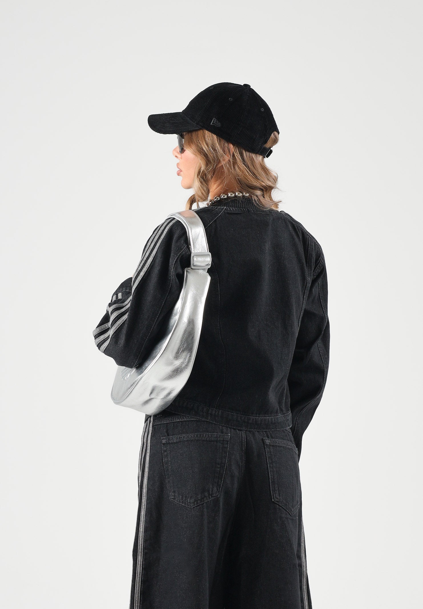 ADIDAS ORIGINALS Giubbotto di jeans SST 2.0 DENIM TRACKTOP  nero da donna con zip integrale e bande laterali a contrasto. KQ6467 . ADIDAS ORIGINALS 