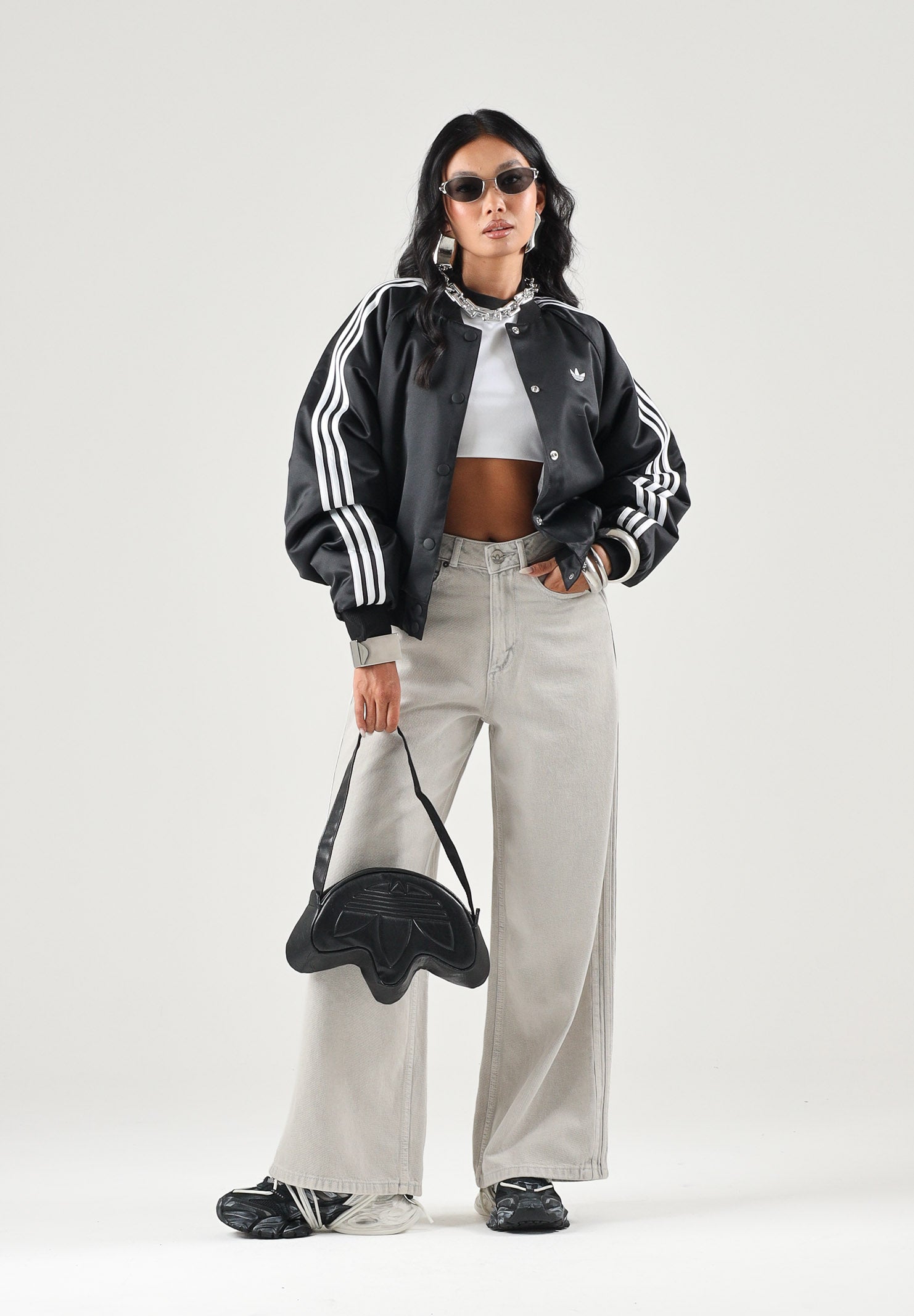 ADIDAS ORIGINALS Jeans a zampa HIGH-RISE WIDE-LEG DENIM grigio chiaro da donna KQ6470 . ADIDAS ORIGINALS 