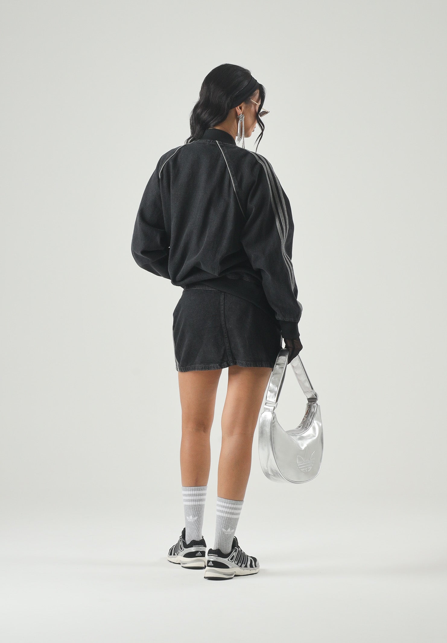 ADIDAS ORIGINALS  Giacca SST Oversized Denim Tracktop True Black Denim nera da donna. KQ6471 . ADIDAS ORIGINALS 