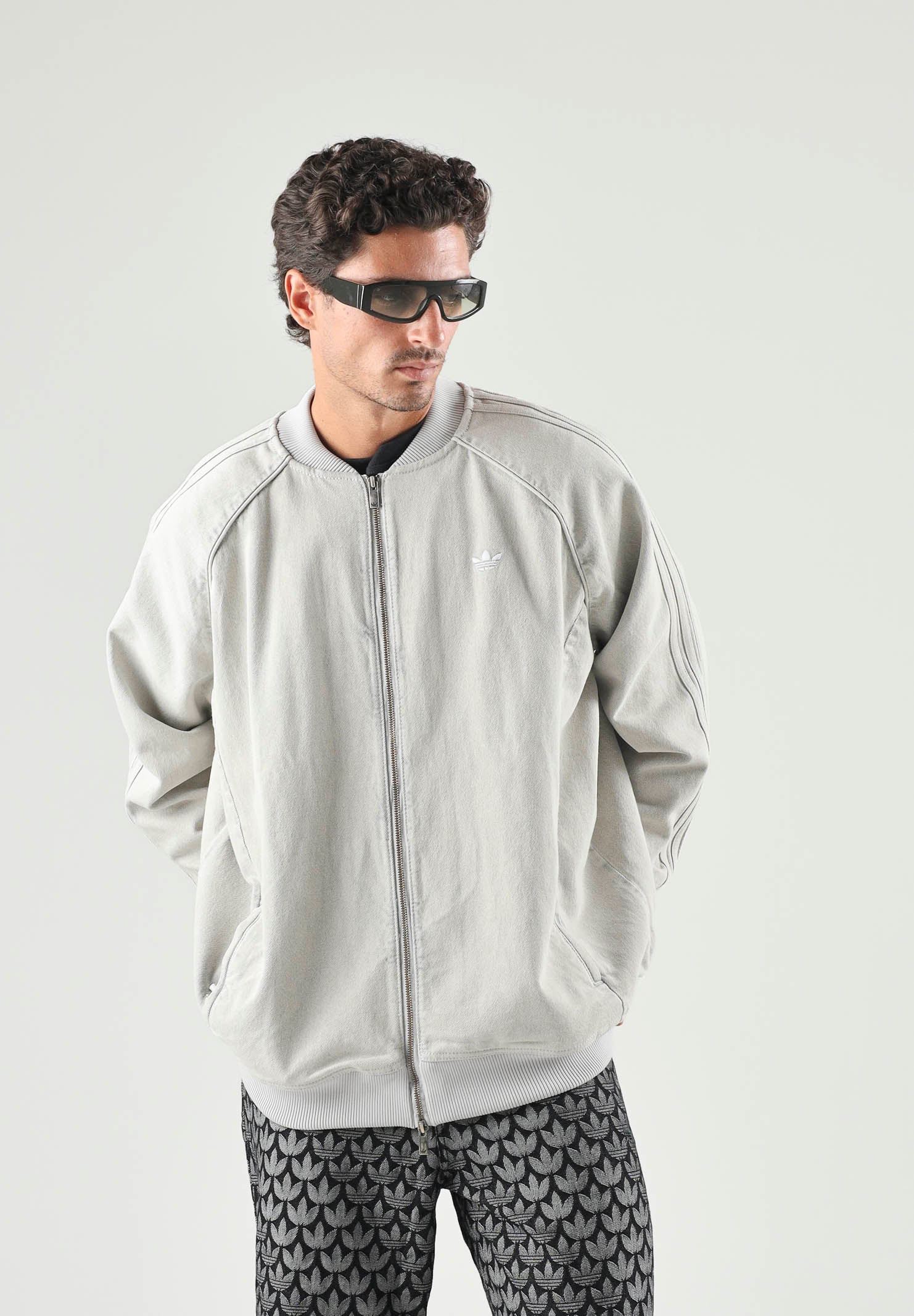 ADIDAS ORIGINALS Giacca SST OVERSIZED DENIM grigio chiaro da donna in tinta unita KQ6472 . ADIDAS ORIGINALS 