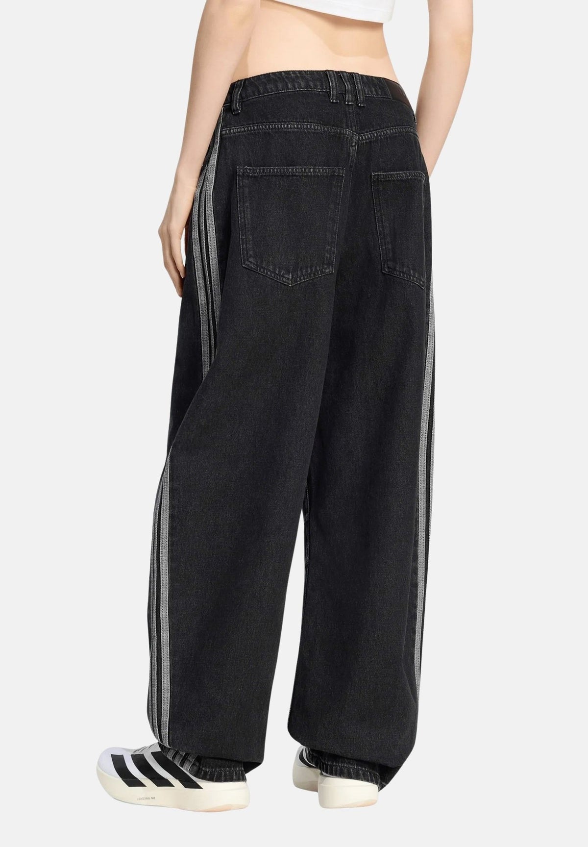 ADIDAS ORIGINALS Jeans WIDE LEG nero da donna con vestibilità ampia e bande laterali a contrasto. KQ6474 . ADIDAS ORIGINALS 