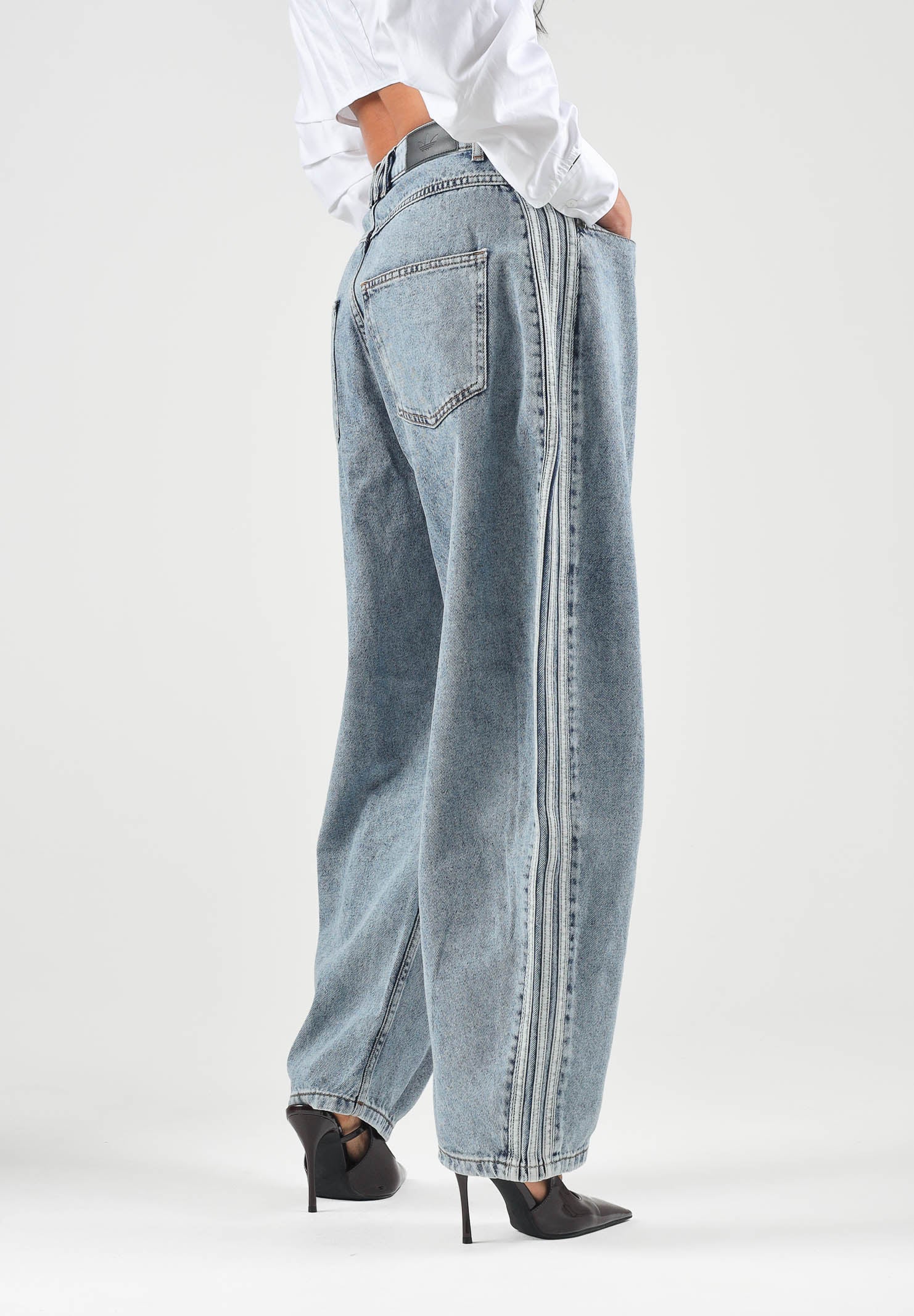 ADIDAS ORIGINALS Jeans WIDE LEG denim azzurro per donna con vestibilità ampia e bande laterali a contrasto. KQ6476 . ADIDAS ORIGINALS 