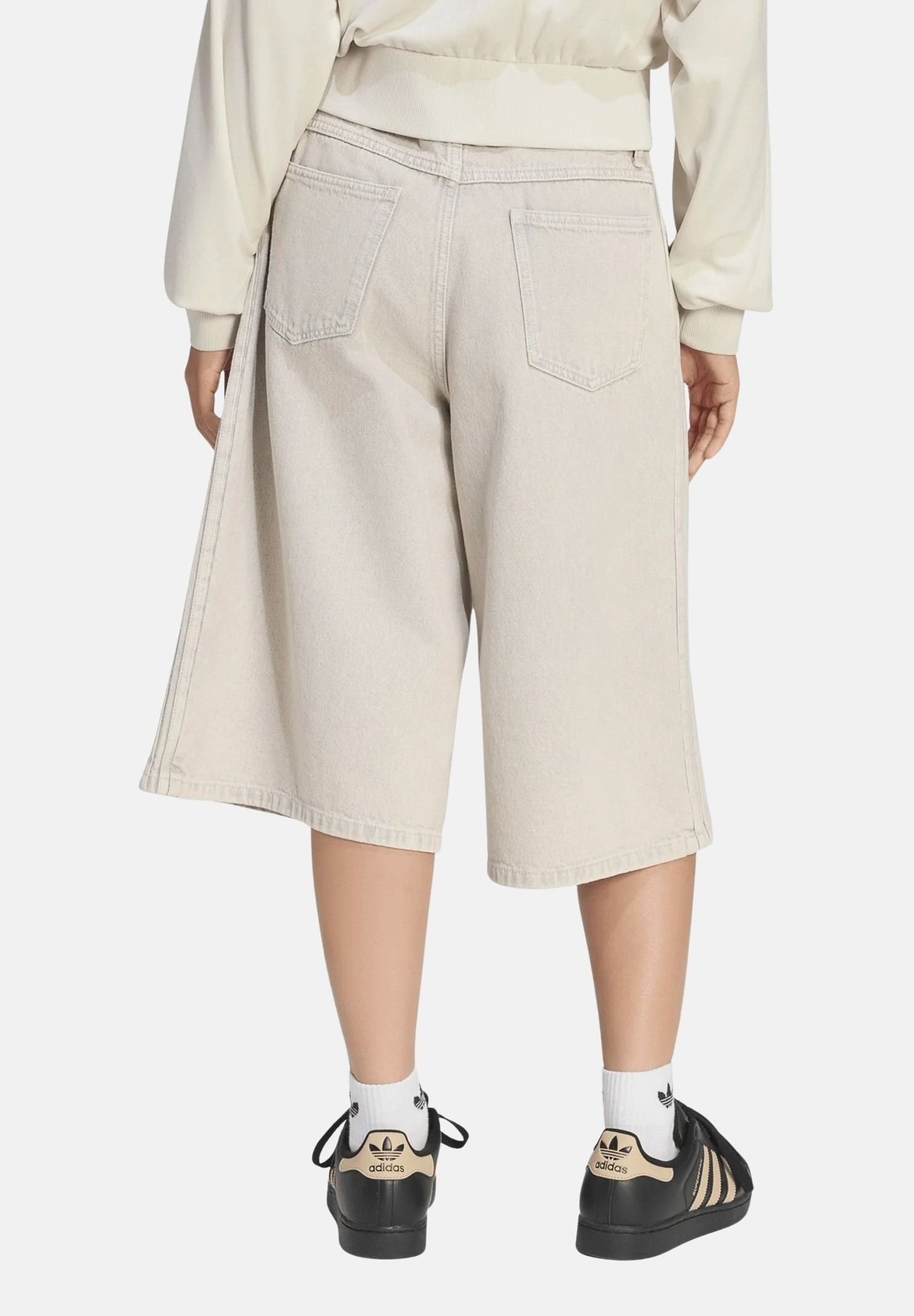 ADIDAS ORIGINALS Shorts JORT MID RISE grigio chiaro da donna a gamba larga KQ6477 . ADIDAS ORIGINALS 