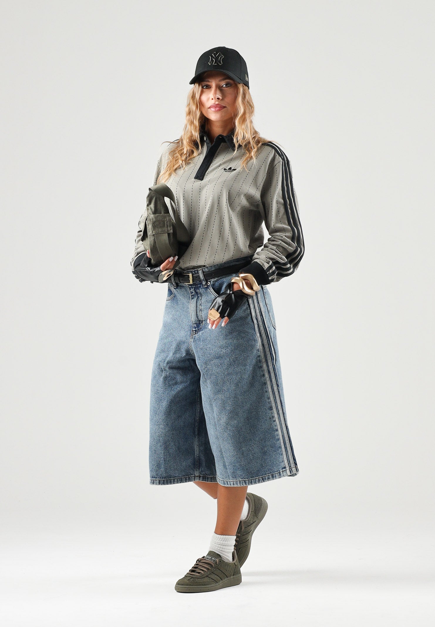 ADIDAS ORIGINALS Bermuda MID RISE DENIM JORTS Worn Blue da donna con gamba ampia. KQ6478 . ADIDAS ORIGINALS 