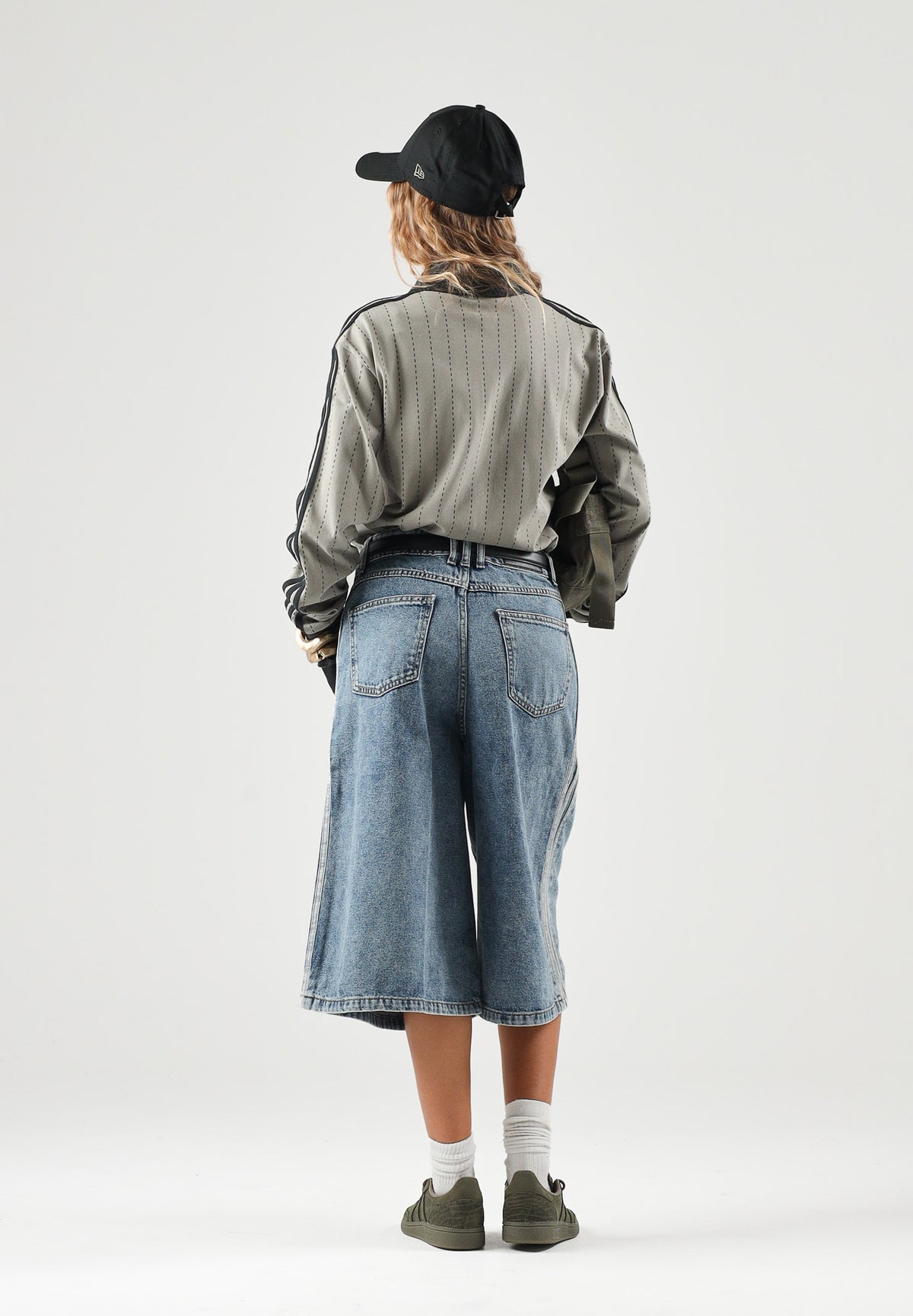 ADIDAS ORIGINALS Bermuda MID RISE DENIM JORTS Worn Blue da donna con gamba ampia. KQ6478 . ADIDAS ORIGINALS 