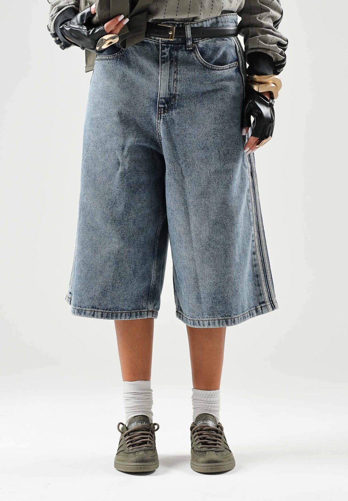 ADIDAS ORIGINALS Bermuda MID RISE DENIM JORTS Worn Blue da donna con gamba ampia. KQ6478 . ADIDAS ORIGINALS 
