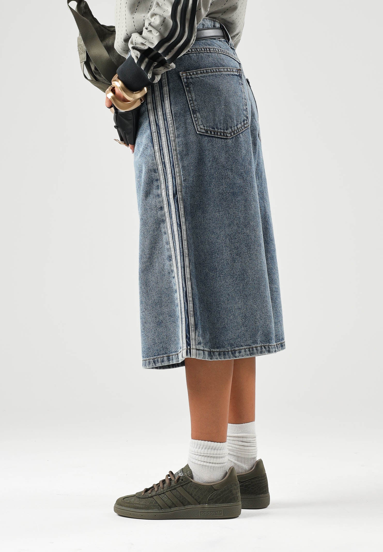 ADIDAS ORIGINALS Bermuda MID RISE DENIM JORTS Worn Blue da donna con gamba ampia. KQ6478 . ADIDAS ORIGINALS 