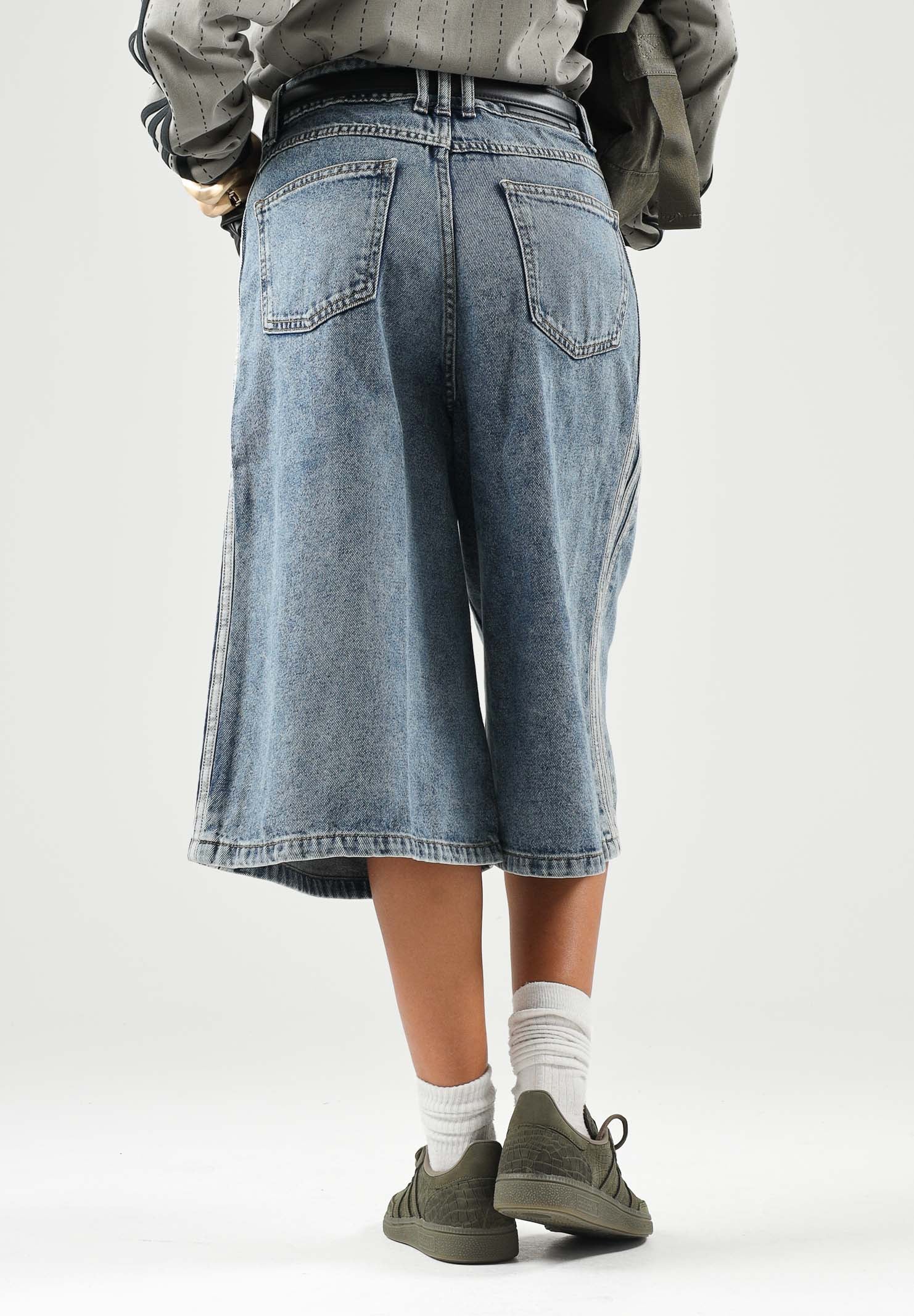 ADIDAS ORIGINALS Bermuda MID RISE DENIM JORTS Worn Blue da donna con gamba ampia. KQ6478 . ADIDAS ORIGINALS 