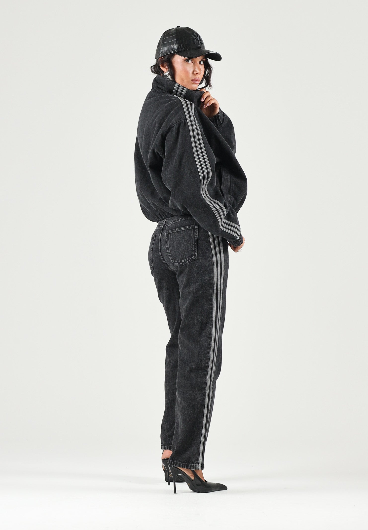 ADIDAS ORIGINALS Jeans FIREBIRD MID RISE STRAIGHT nero da donna con iconiche 3-Stripes laterali. KQ6488 . ADIDAS ORIGINALS 