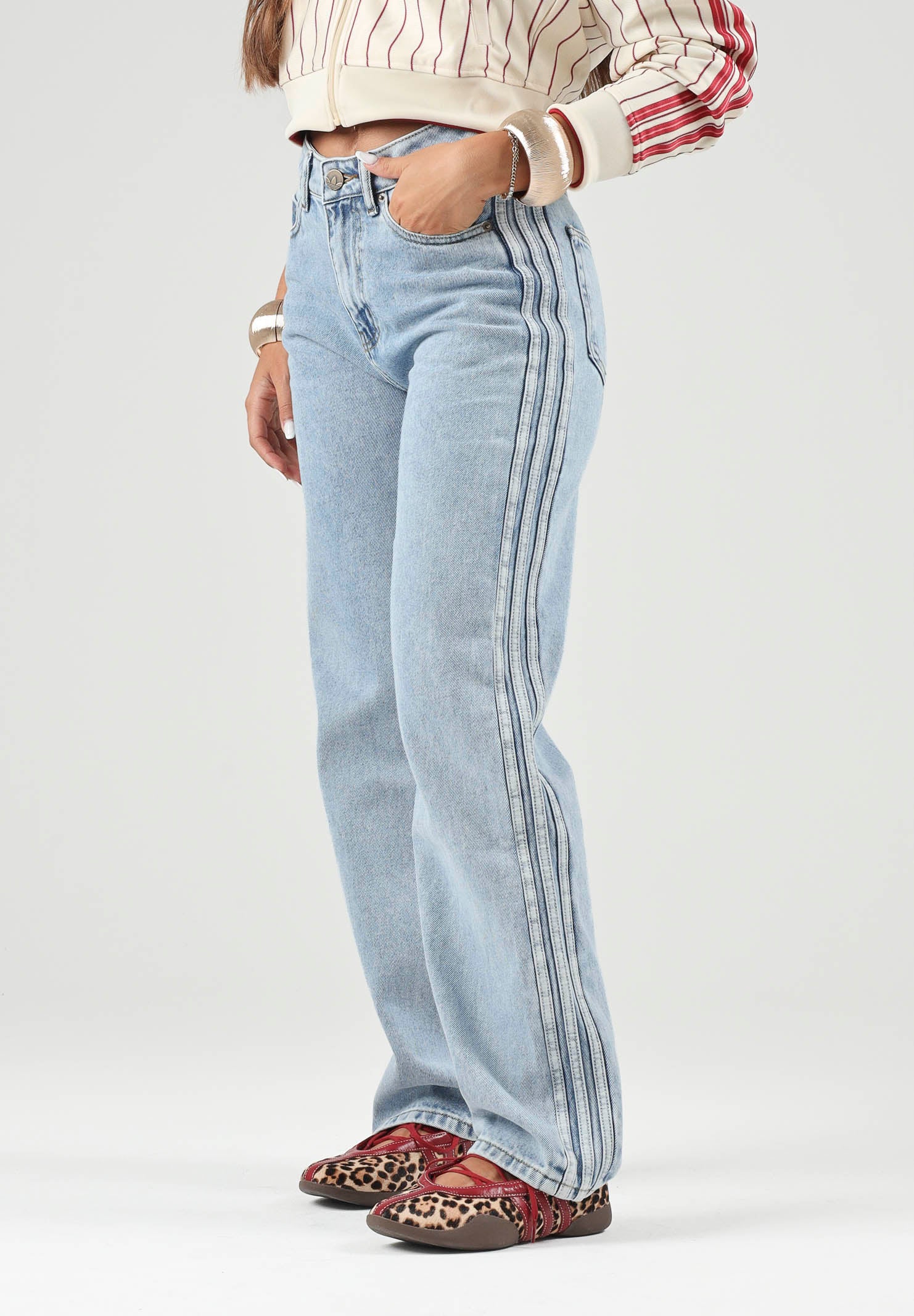 ADIDAS ORIGINALS Jeans FIREBIRD MID RISE STRAIGHT light-denim da donna con gamba dritta e dettagli laterali. KQ6490 . ADIDAS ORIGINALS 