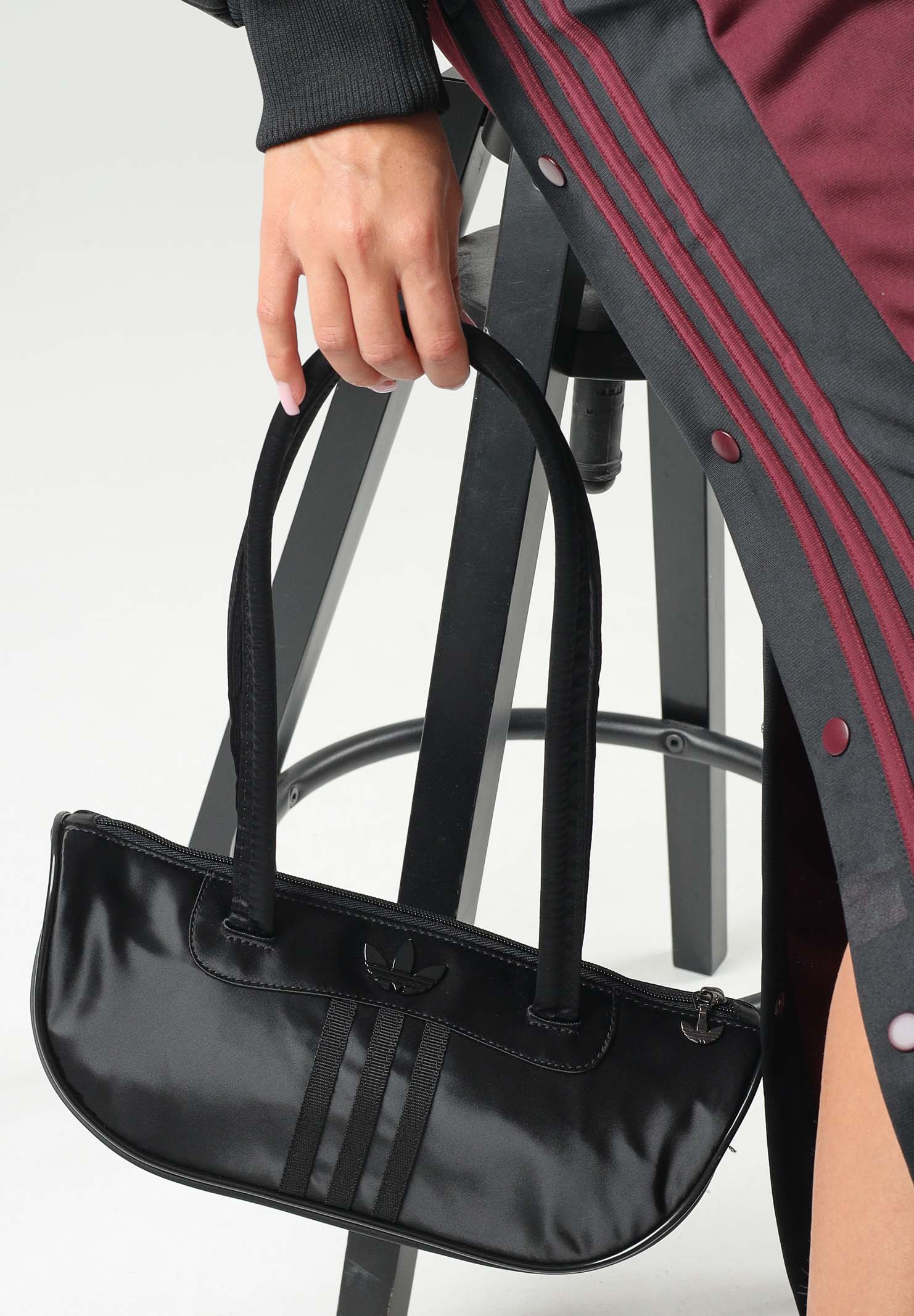 ADIDAS ORIGINALS Borsa bowling in raso nera da donna in tessuto satinato KQ6807 . ADIDAS ORIGINALS 