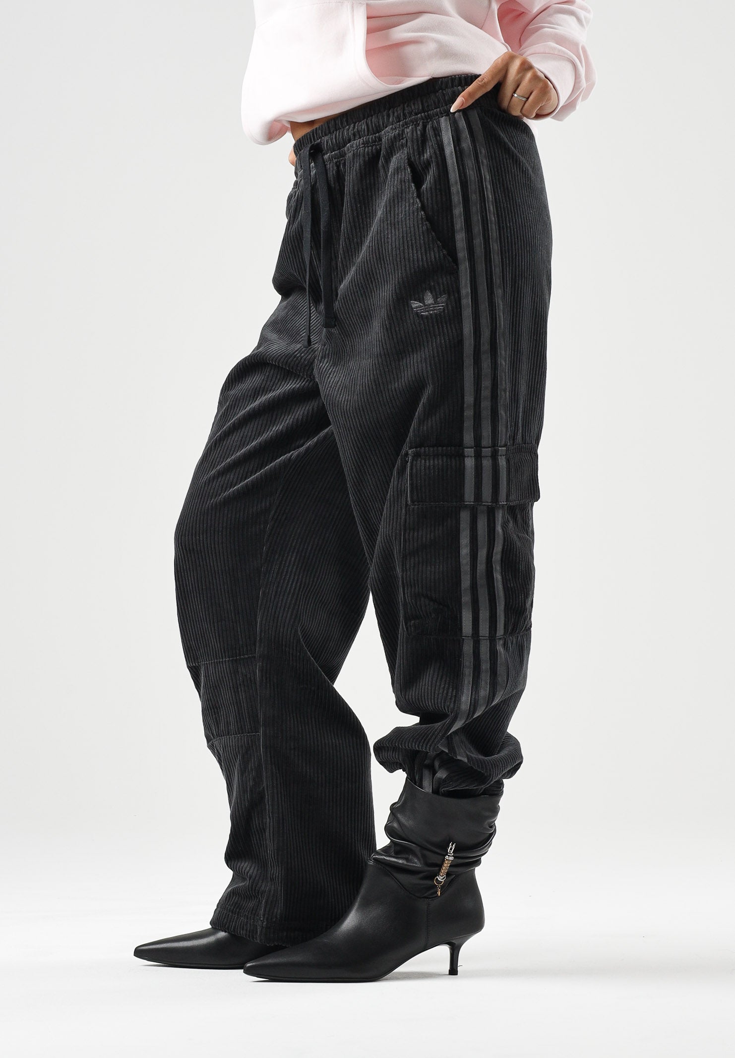 ADIDAS ORIGINALS Jeans cargo neri da uomo con tasconi KR1407 . ADIDAS ORIGINALS 