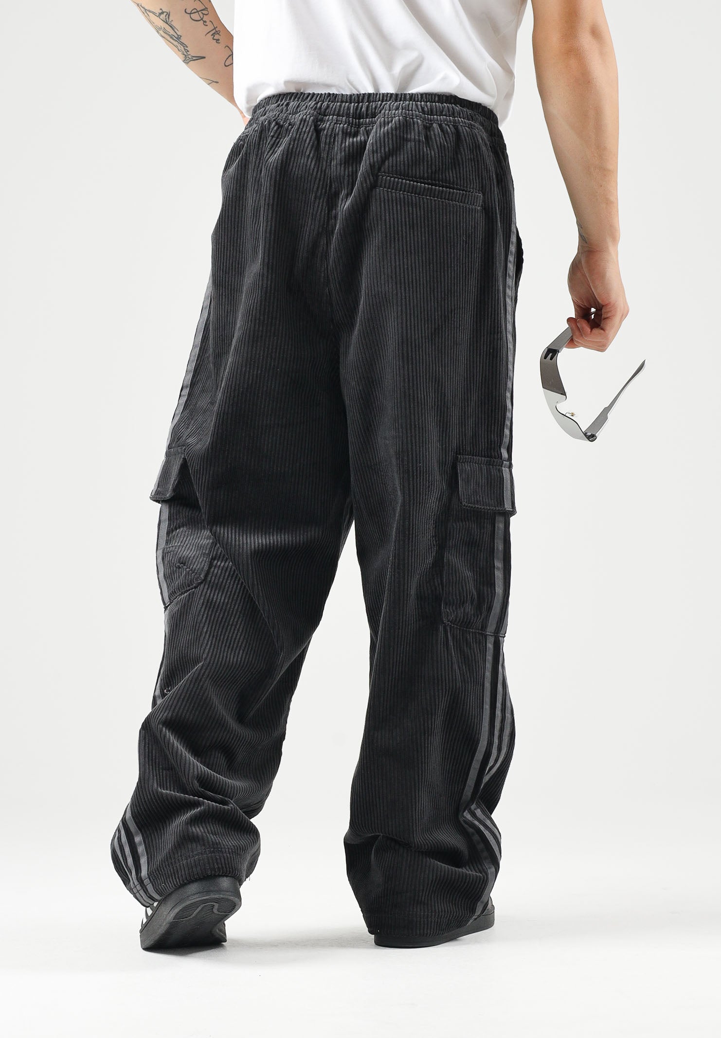ADIDAS ORIGINALS Jeans cargo neri da uomo con tasconi KR1407 . ADIDAS ORIGINALS 