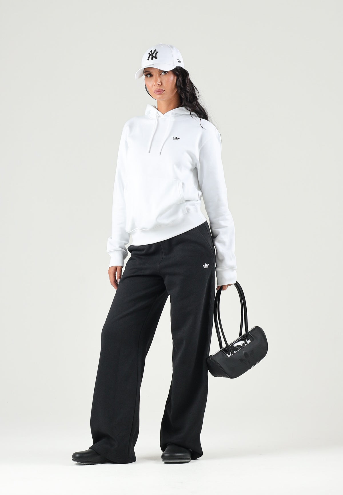 ADIDAS ORIGINALS Pantaloni neri da donna con gamba ampia e mini logo iconico laterale KR3606 . ADIDAS ORIGINALS 