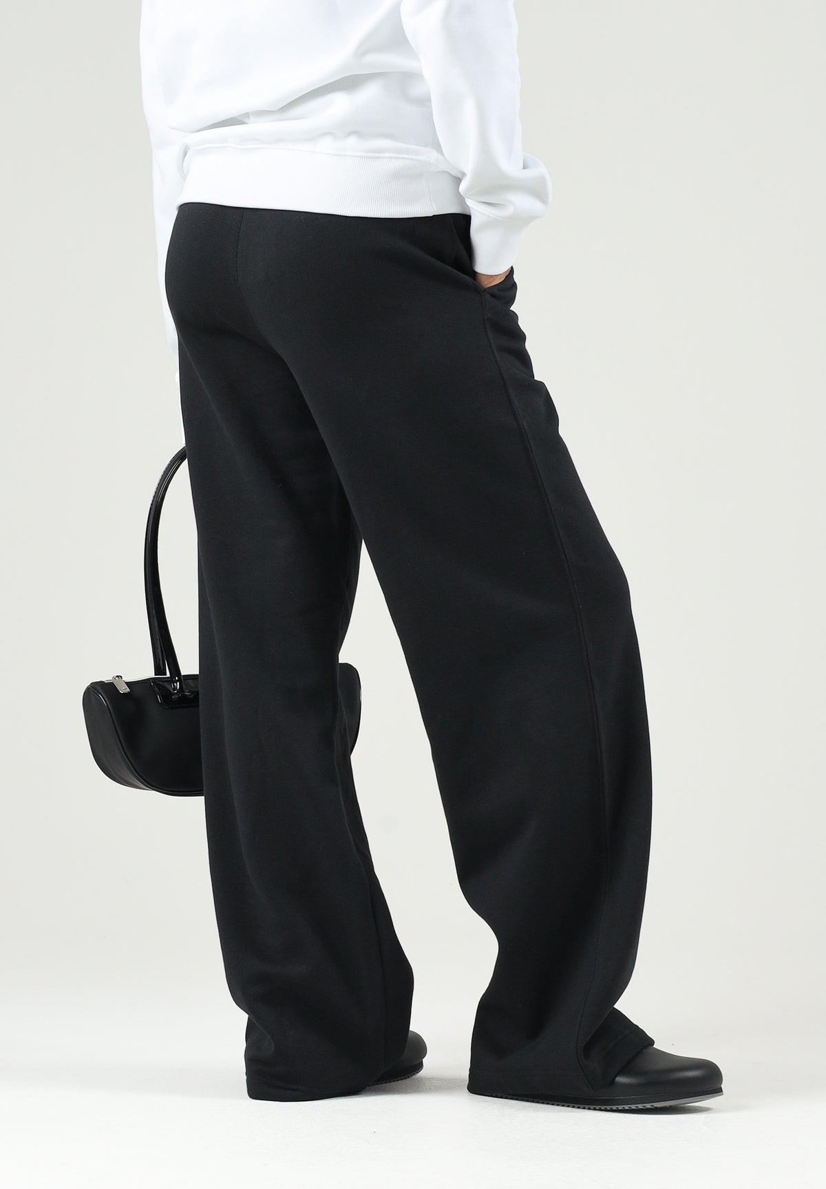 ADIDAS ORIGINALS Pantaloni neri da donna con gamba ampia e mini logo iconico laterale KR3606 . ADIDAS ORIGINALS 