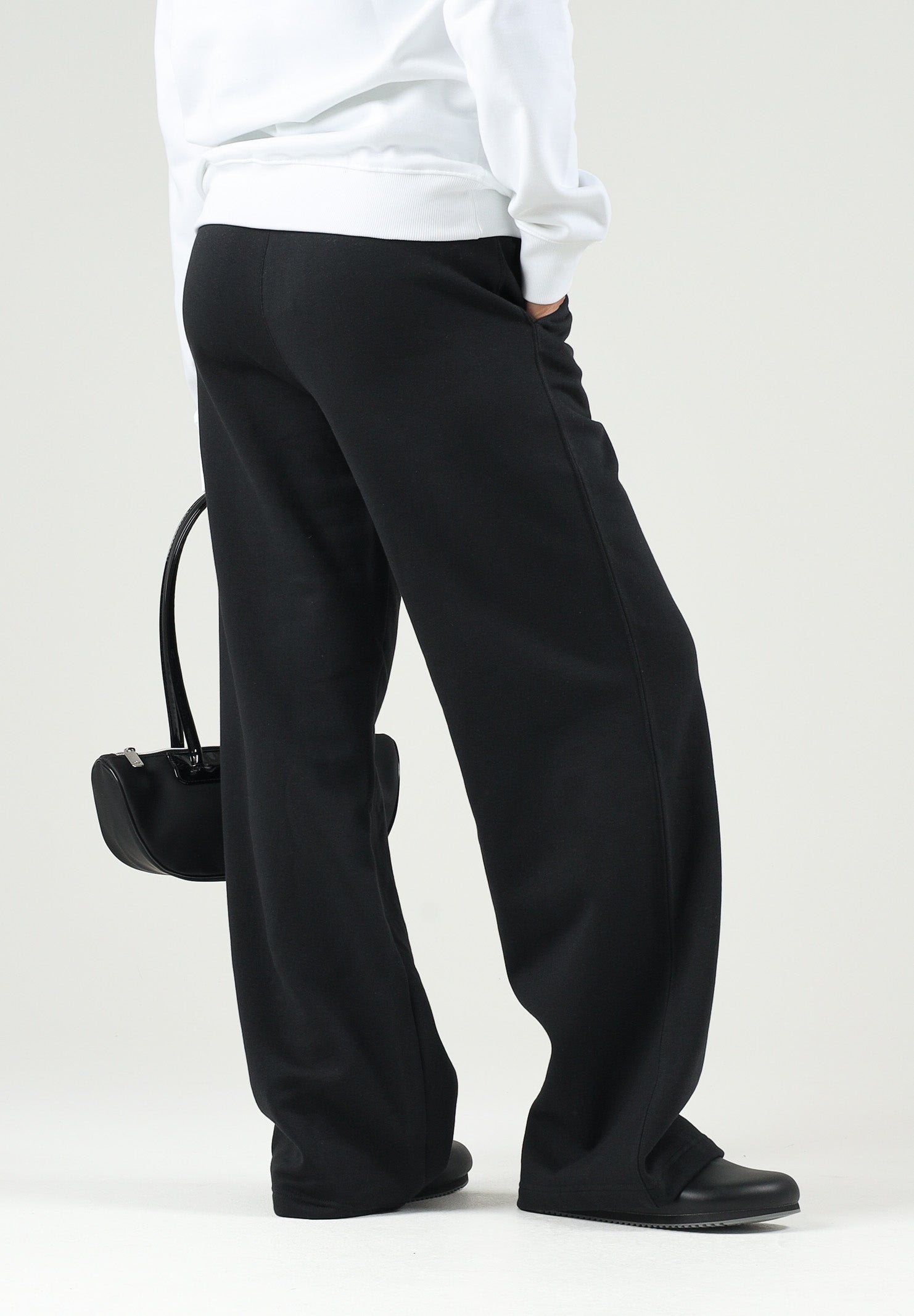 ADIDAS ORIGINALS Pantaloni neri da donna con gamba ampia e mini logo iconico laterale KR3606 . ADIDAS ORIGINALS 
