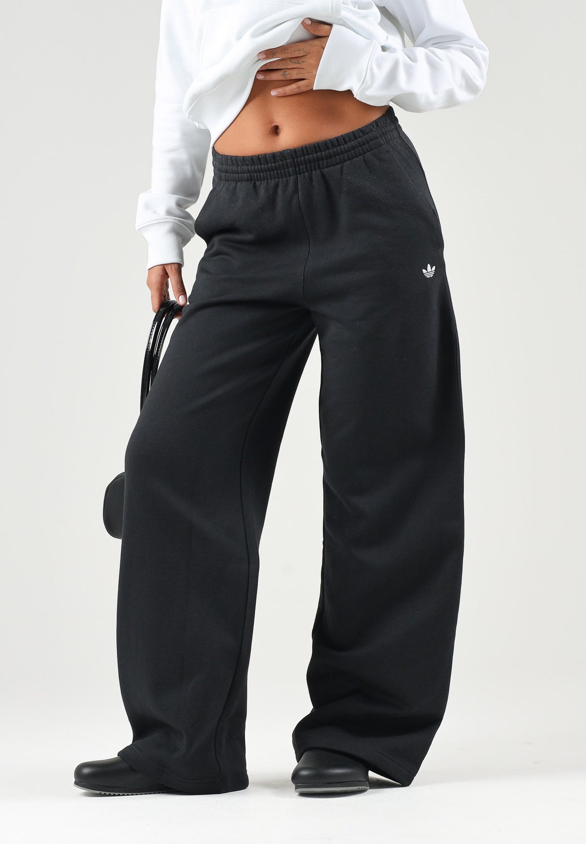 ADIDAS ORIGINALS Pantaloni neri da donna con gamba ampia e mini logo iconico laterale KR3606 . ADIDAS ORIGINALS 