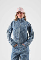 ADIDAS ORIGINALS Giubbotto di jeans LIBERTY LONDON FIREBIRD denim azzurro da donna con fantasia stampata effetto slavato KR6674 . ADIDAS ORIGINALS 