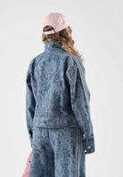 ADIDAS ORIGINALS Giubbotto di jeans LIBERTY LONDON FIREBIRD denim azzurro da donna con fantasia stampata effetto slavato KR6674 . ADIDAS ORIGINALS 