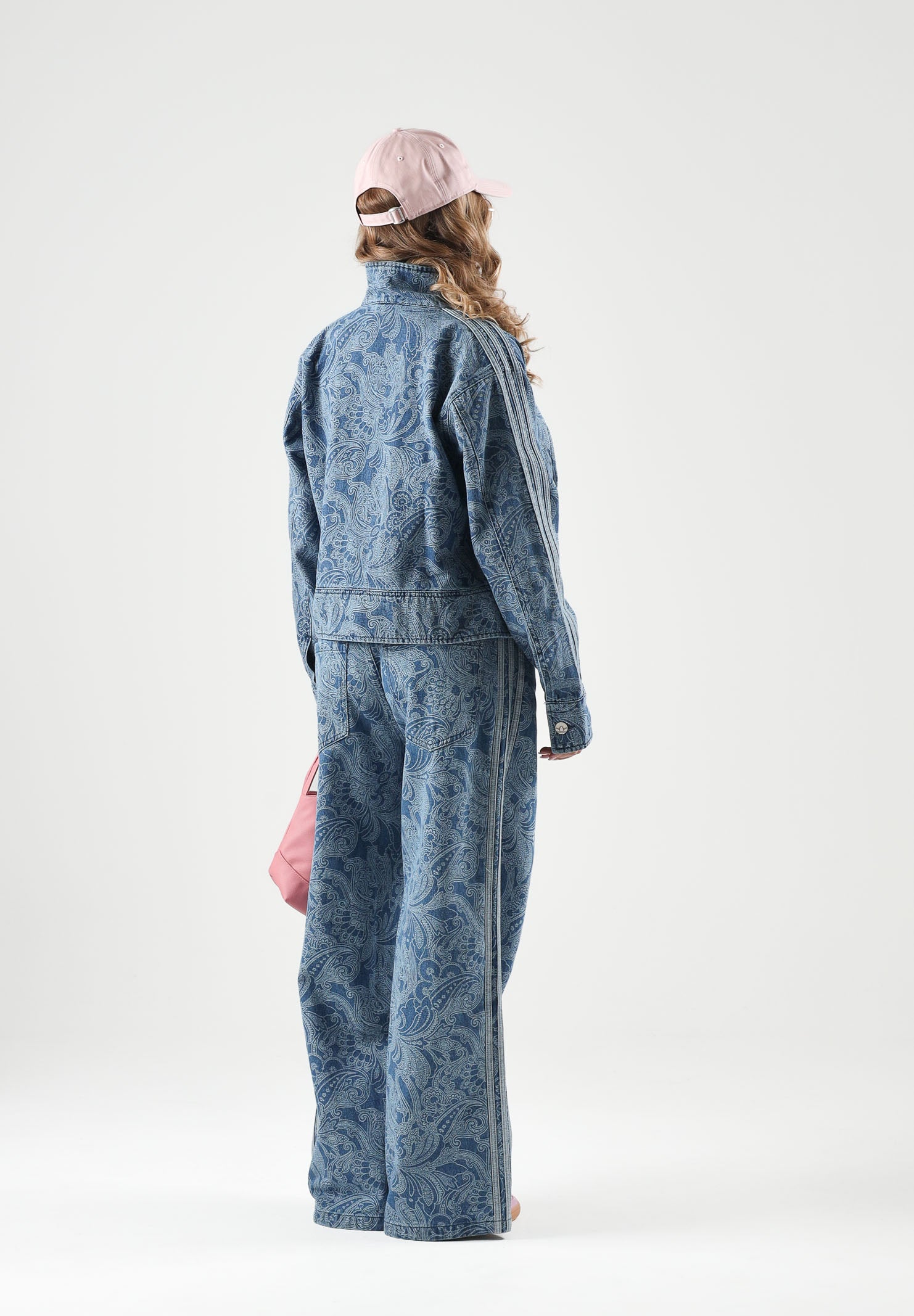 ADIDAS ORIGINALS Pantalone medium denim-blu per uomo e donna con stampa all-over e gamba larga. KR6675 . ADIDAS ORIGINALS 