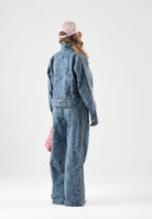 ADIDAS ORIGINALS Pantalone medium denim-blu per uomo e donna con stampa all-over e gamba larga. KR6675 . ADIDAS ORIGINALS 