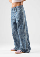 ADIDAS ORIGINALS Pantalone medium denim-blu per uomo e donna con stampa all-over e gamba larga. KR6675 . ADIDAS ORIGINALS 