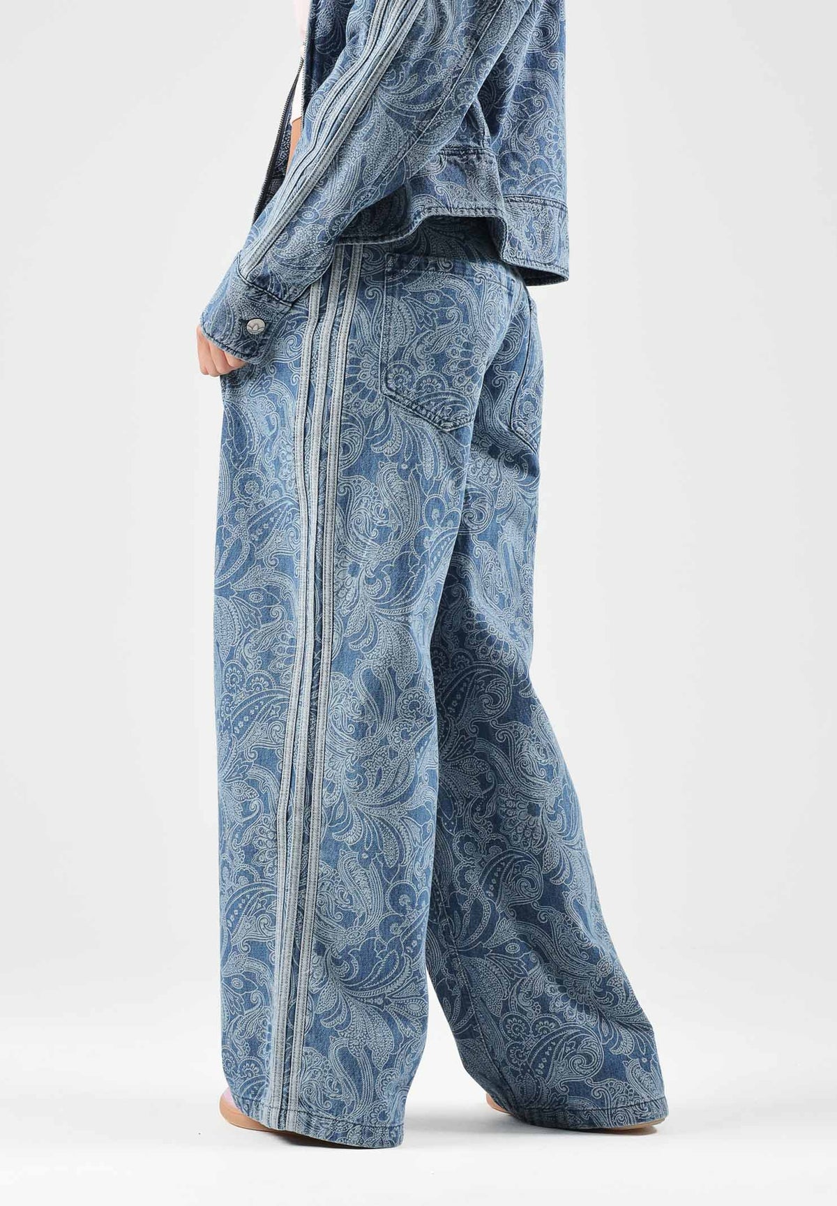 ADIDAS ORIGINALS Pantalone medium denim-blu per uomo e donna con stampa all-over e gamba larga. KR6675 . ADIDAS ORIGINALS 