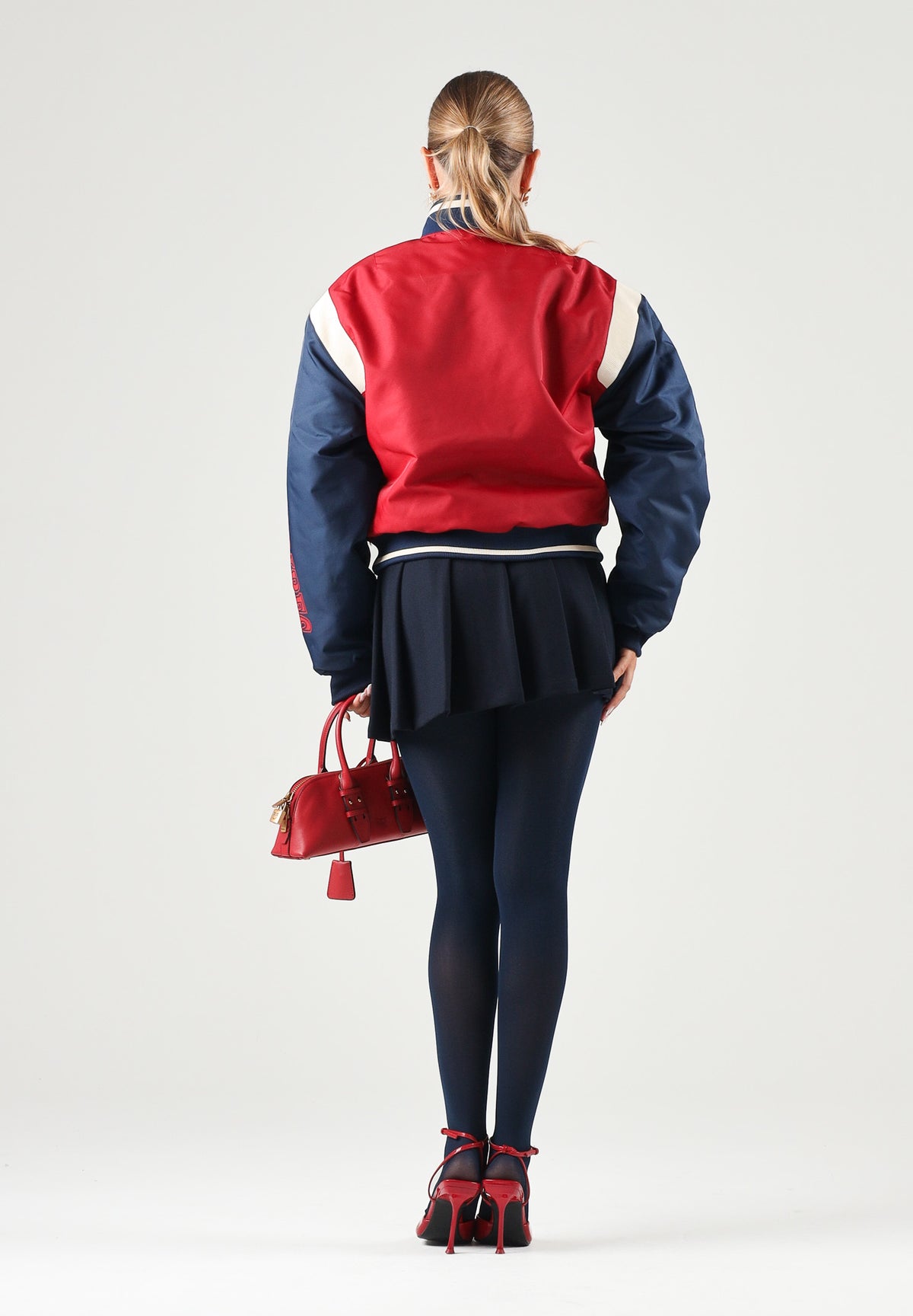 ADIDAS ORIGINALS Bomber COLLEGIATE VARSITY rosso per uomo e donna con patch applicate e stile college. KR7030 . ADIDAS ORIGINALS 