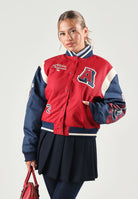ADIDAS ORIGINALS Bomber COLLEGIATE VARSITY rosso per uomo e donna con patch applicate e stile college. KR7030 . ADIDAS ORIGINALS 