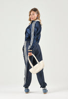 ADIDAS ORIGINALS Pantaloni PINSTRIPE FIREBIRD indigo blu da donna con motivo gessato e dettagli a contrasto. KR7037 . ADIDAS ORIGINALS 
